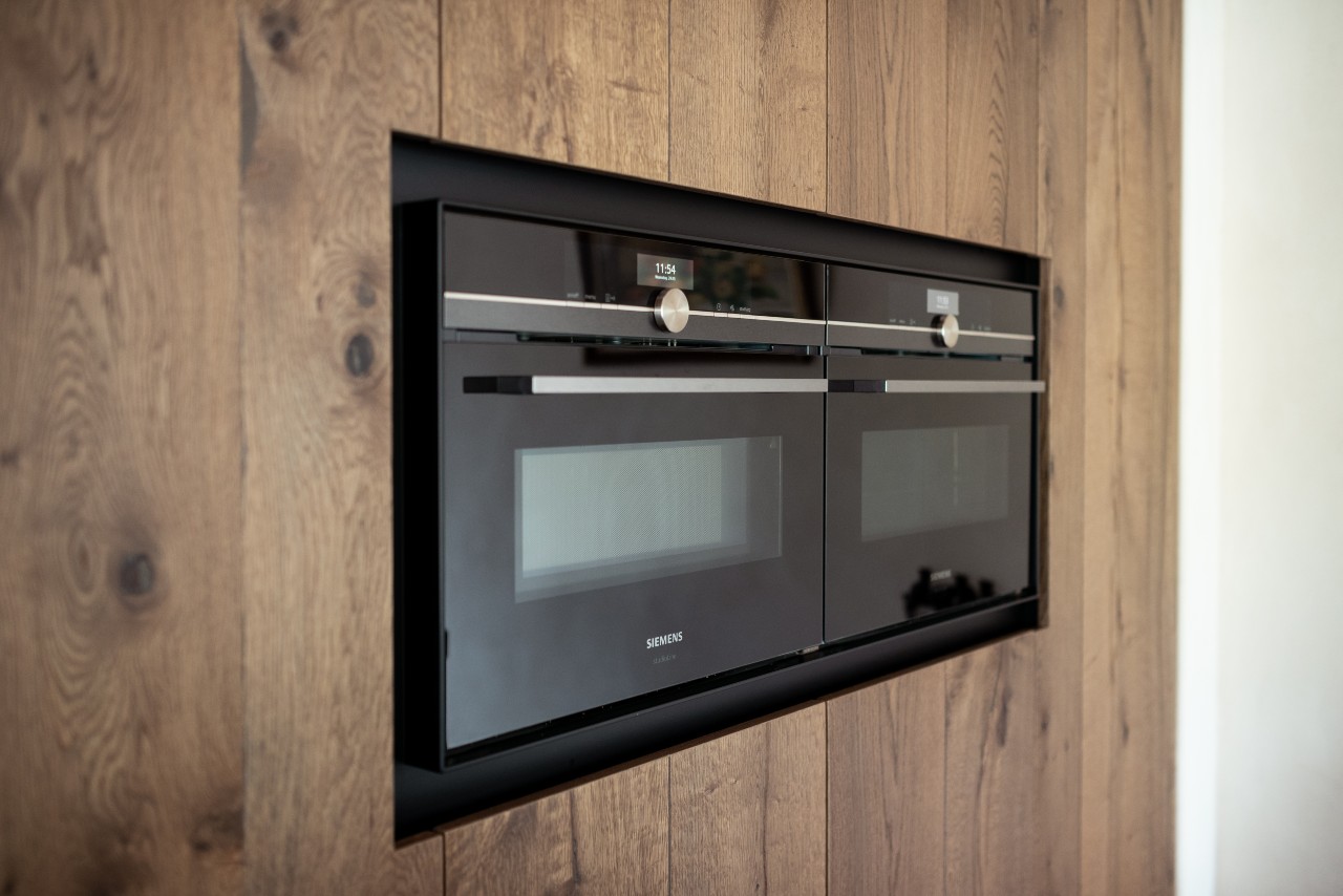 Foto: Mereno keuken Sienna fineer genoest kastenwand apparatuur