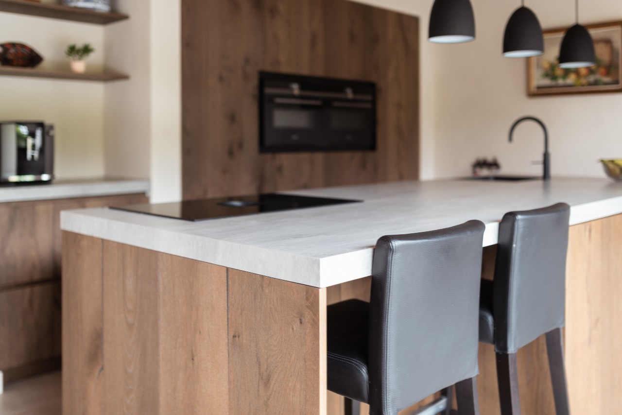 Foto: Mereno keuken Sienna fineer genoest met kookeiland detail