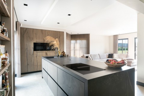 Foto : Sienna fineer keuken met betonfronten