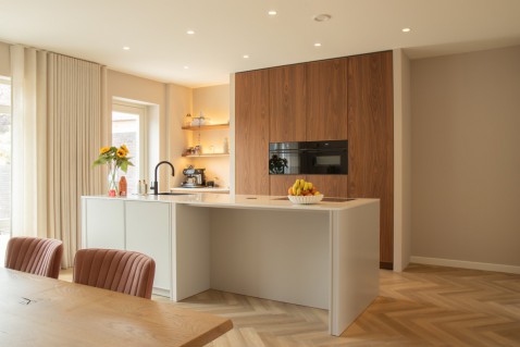 Foto : Moderne notenhouten keuken met licht kookeiland