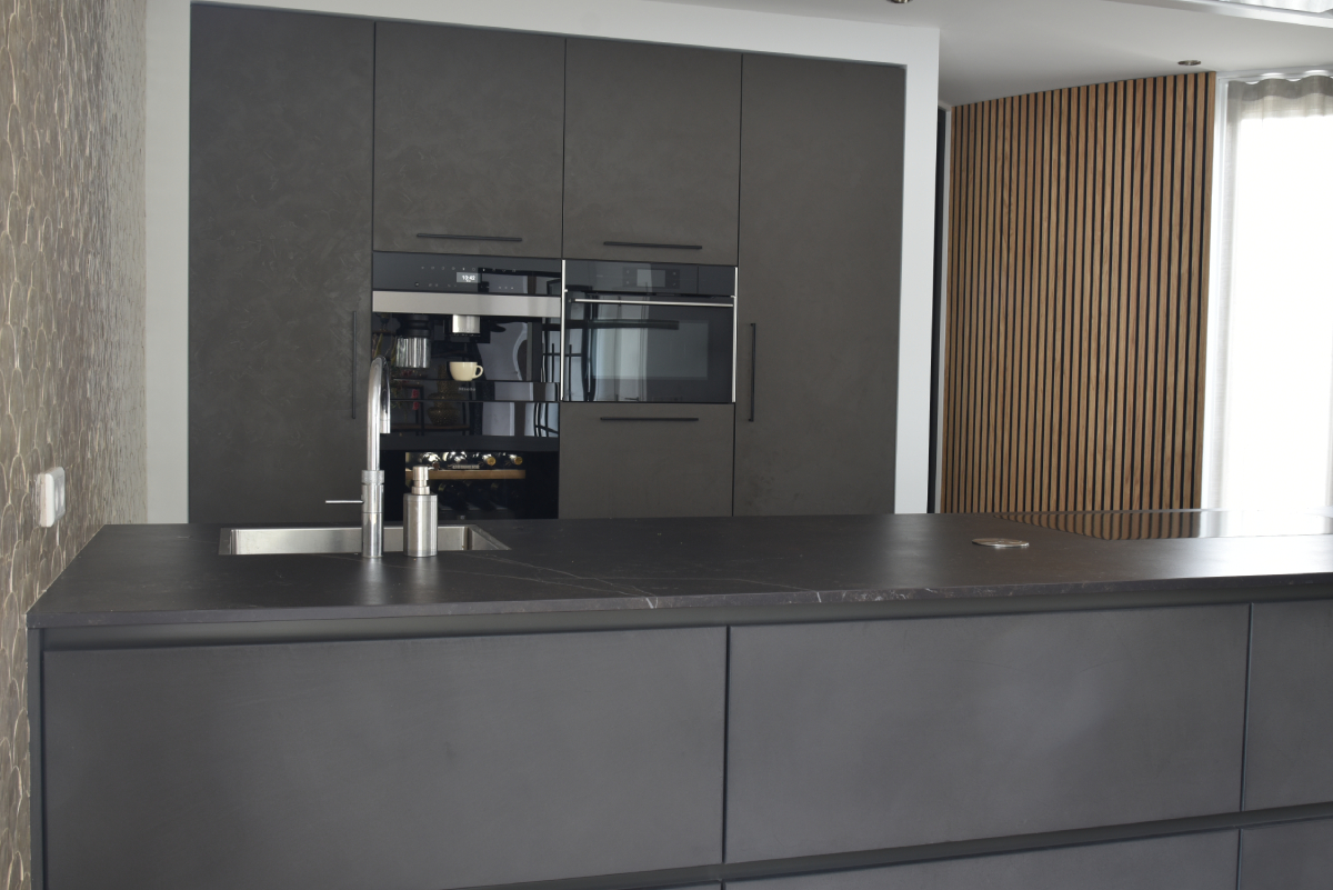 Foto: Modern totaalinterieur met stijlvolle lattenwand en maatwerk  4 