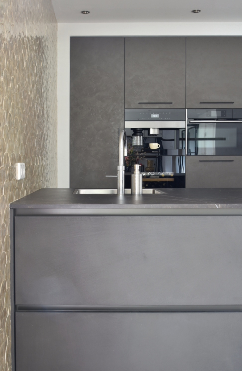 Foto: Modern totaalinterieur met stijlvolle lattenwand en maatwerk  5 