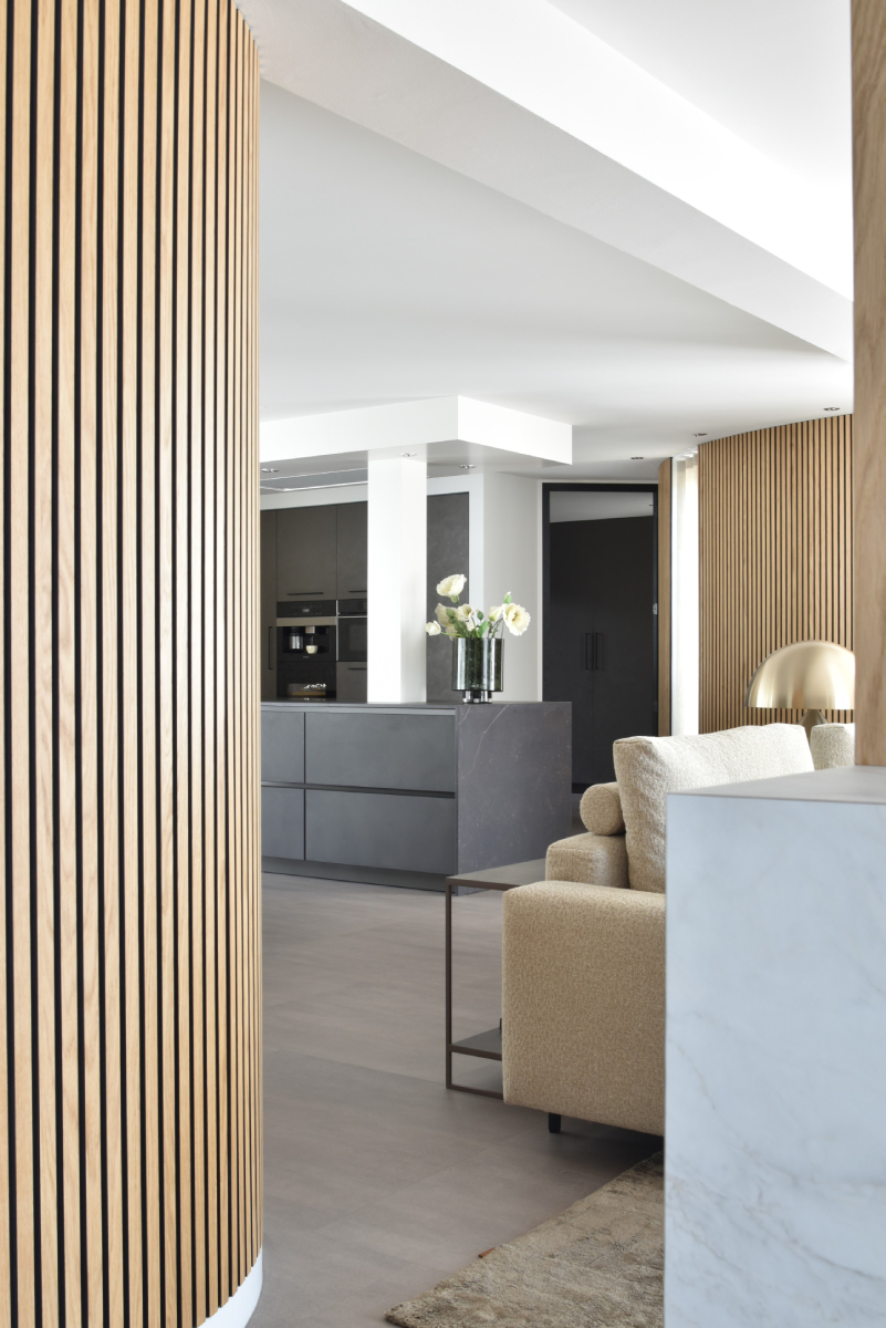 Foto: Modern totaalinterieur met stijlvolle lattenwand en maatwerk  8 