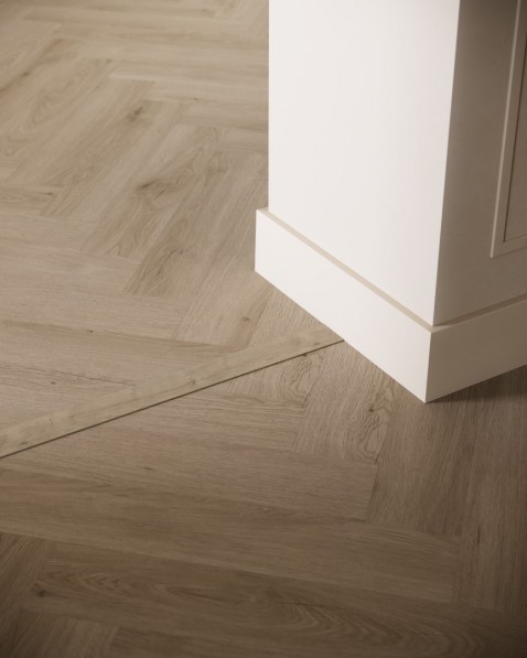 Foto : Perfect afgewerkt: bijpassende plinten en profielen bij Parquetvinyl