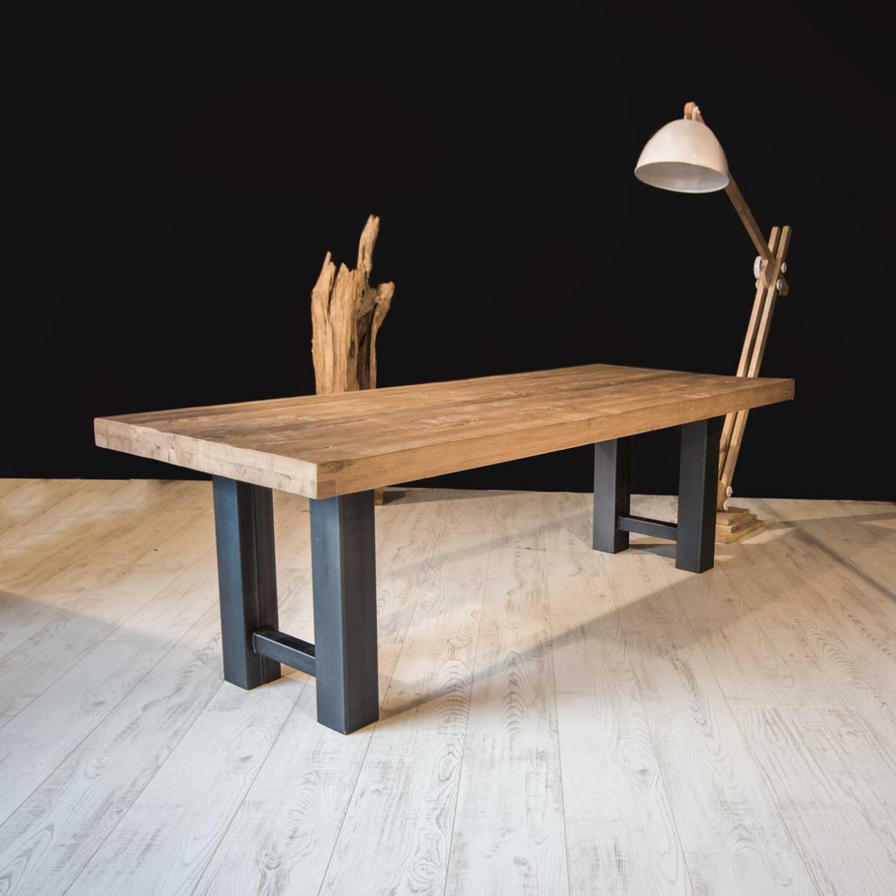 Foto: w3 oud eiken tafel metalen h poot sfeer foto