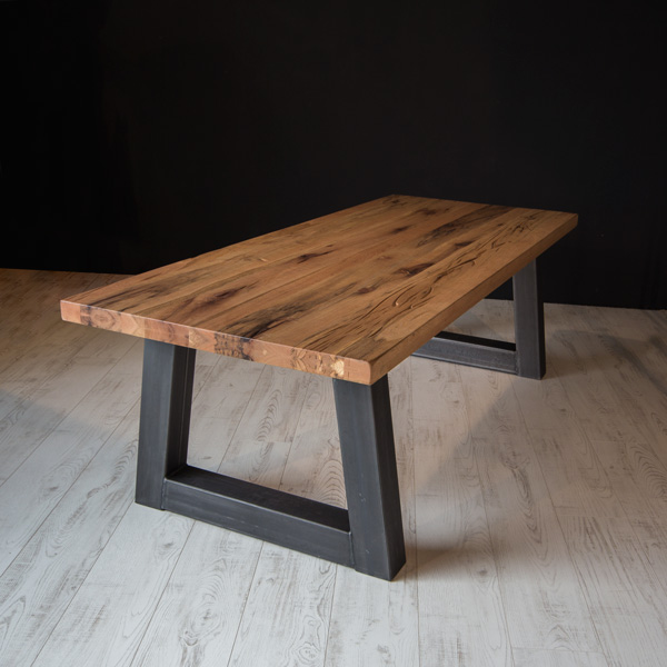 Foto: Rustiek eiken tafel metalen trapeze poot 600x600 1