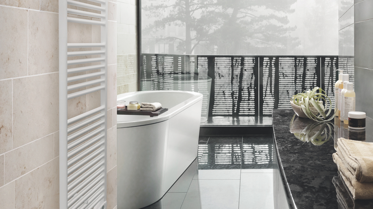 Foto: csm Zehnder RAD Aura EL LCE 150 60 MS RAL9016 milieu bathroom e34bf770a3