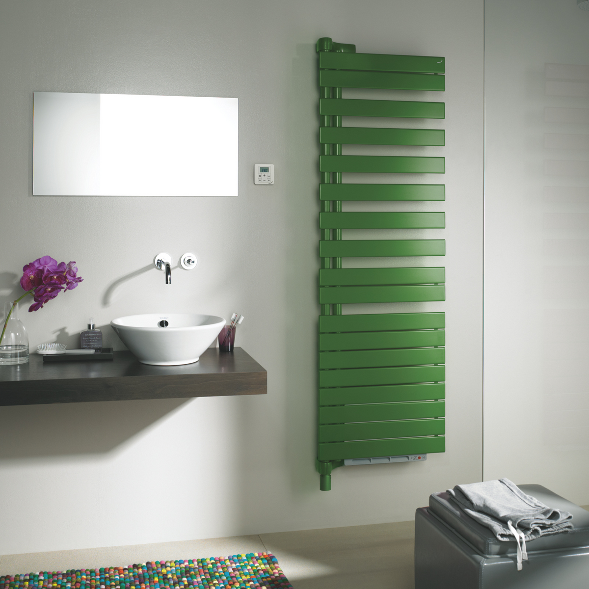 Foto: csm Zehnder RAD Roda Twist Spa Air EL 50mm TwistSpaAir left milieu bathroom ResedaGreen print 179cf990b0