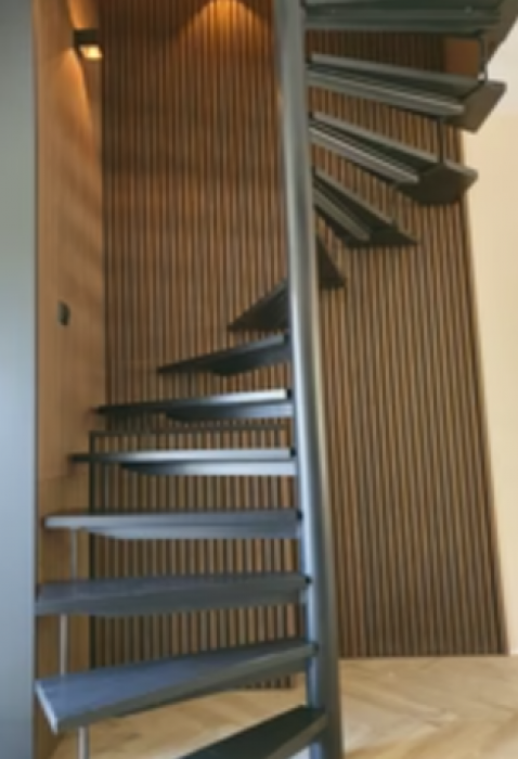 Foto : Transformeer je Trapwand met Houten Panelen tot een Stijlvolle Eyecatcher