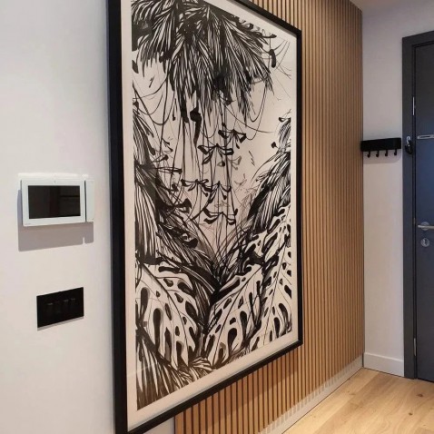 Foto : Geef je tv-wand een luxe uitstraling met houten akupanelen