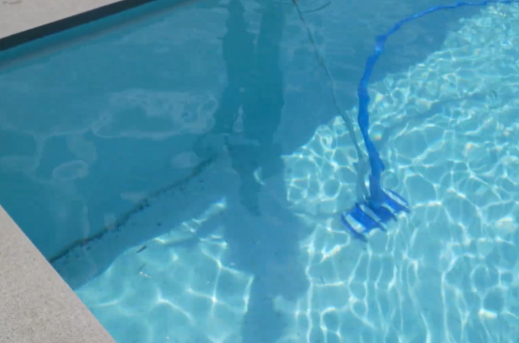 Foto : Zo Maak Je Je Zwembad Grondig Schoon: Tips voor Efficiënt Zwembadstofzuigen