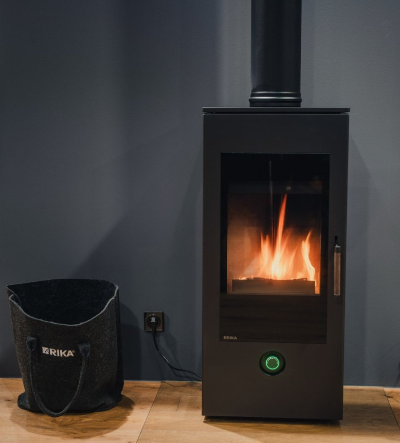 Foto : De Nieuwe TRIO Houtkachel: Driezijdige Vuurbeleving in een Tijdloos Design