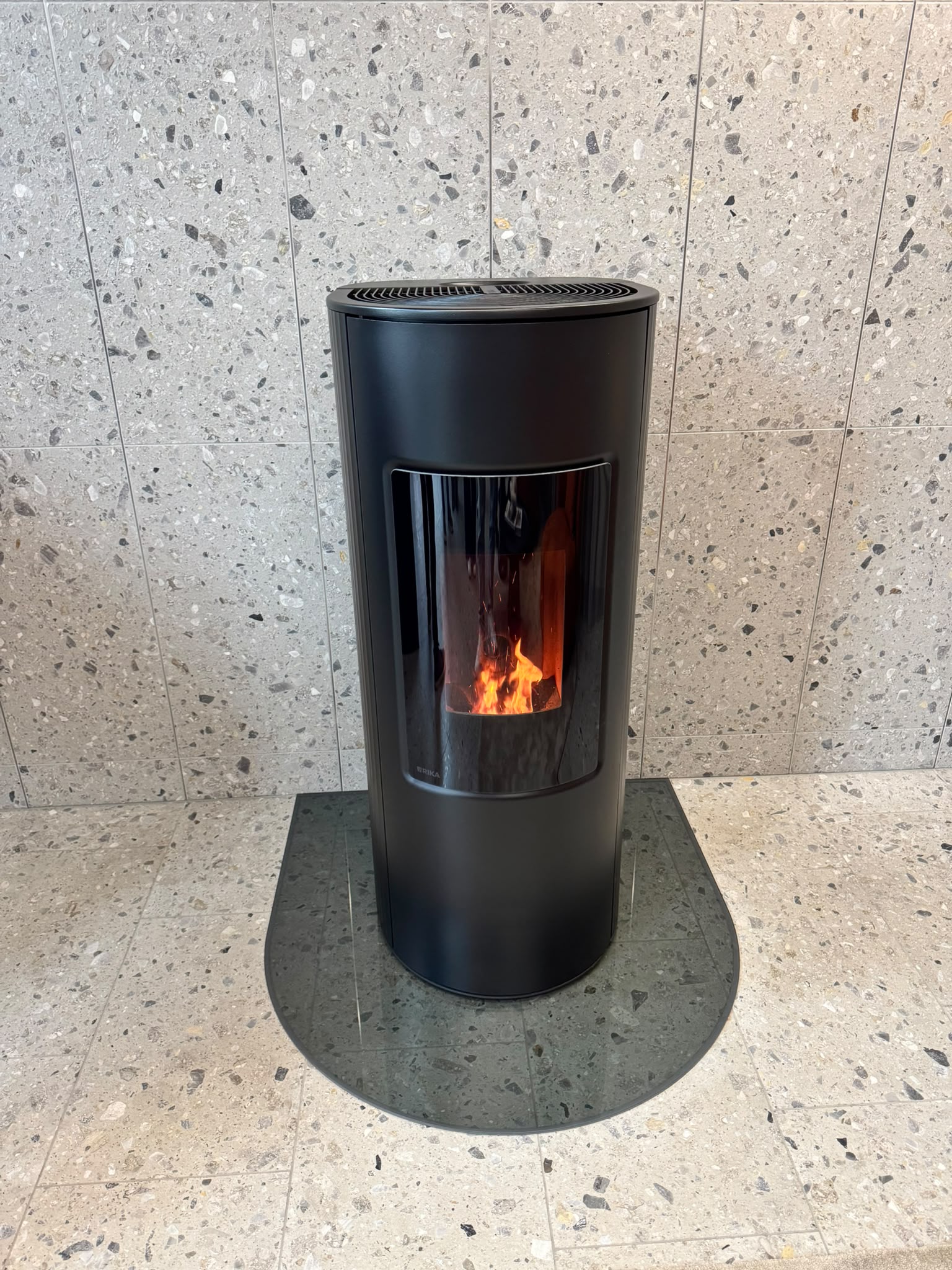 Foto : RIKA VIVO – De design pelletkachel die warmte en sfeer brengt