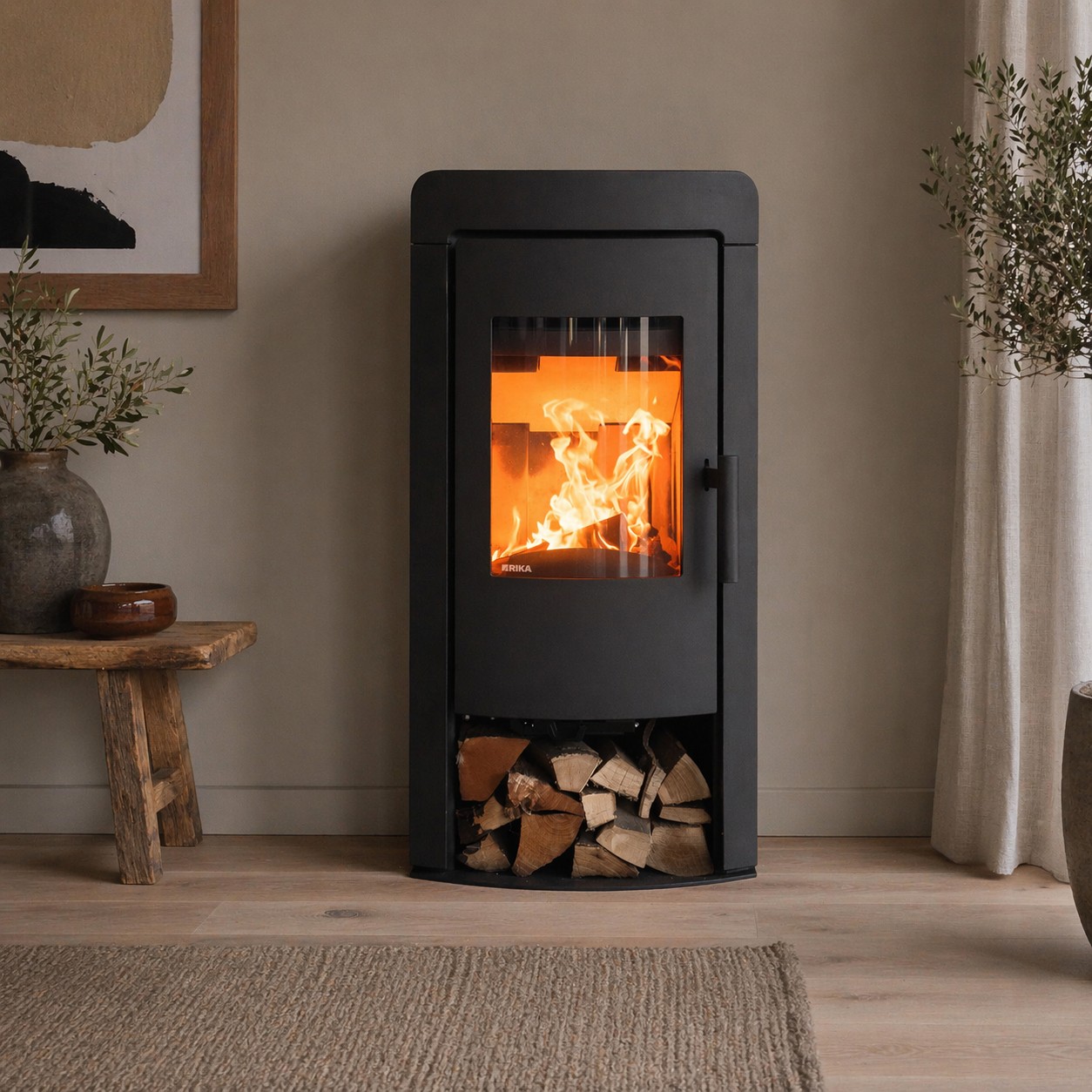 Foto : Een zwarte RIKA speksteenkachel