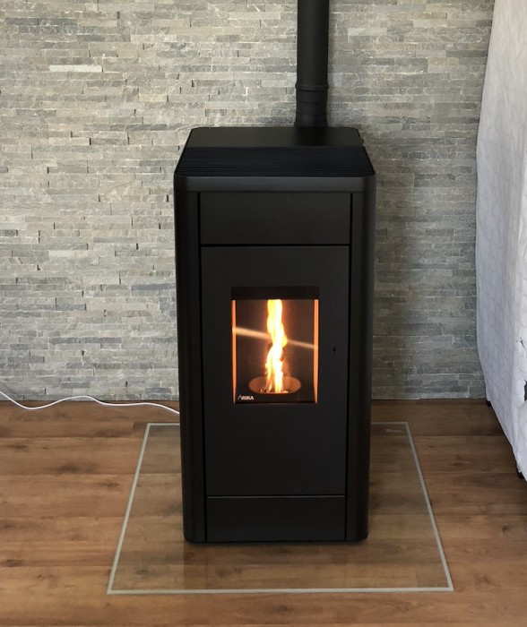 Foto : De RIKA Filo 8KW stille pelletkachel met zijpanelen in 5 designs