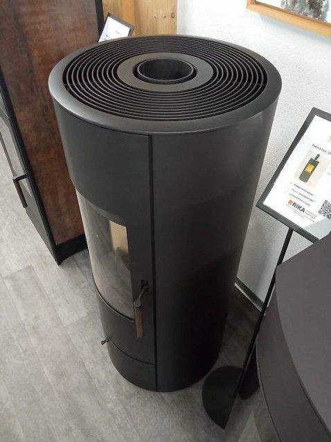 Foto : De houtkachel RIKA Step is een ronde houtkachel die je kan draaien