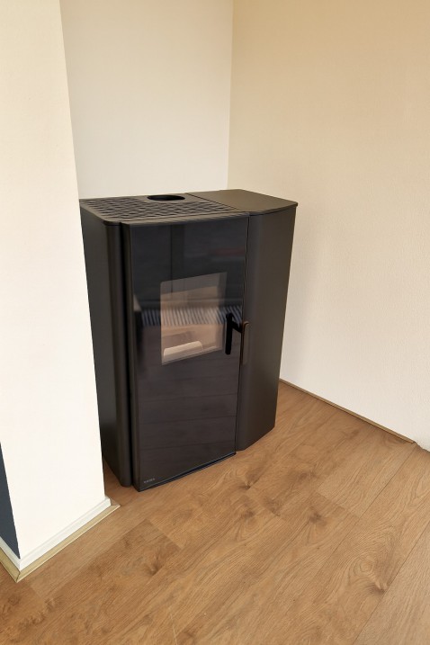 Foto : RIKA Paro combi/hybridekachels: De Perfecte Harmonie Tussen Hout en Pellets