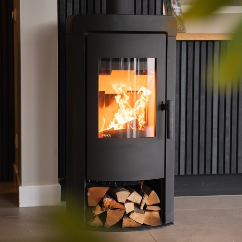 Foto : Een zwarte RIKA speksteenkachel