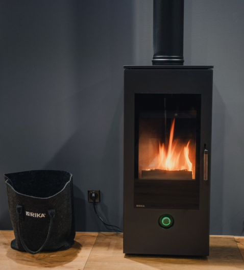 Foto : De Nieuwe TRIO Houtkachel: Driezijdige Vuurbeleving in een Tijdloos Design