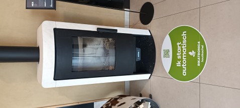 Foto : Een RIKA houtkachel die zelf het hout aansteekt