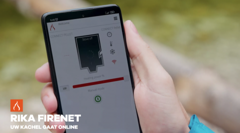 Foto : Het bedienen van een kachel met tablet of telefoon