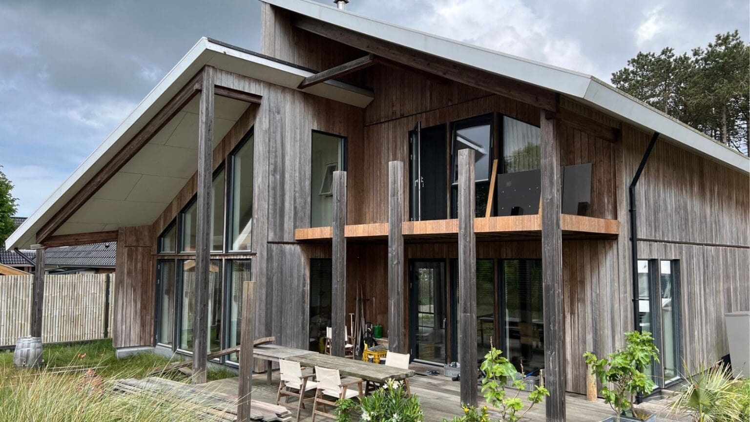 Foto: Moderne woning met lezenaarsdaken op Terschelling 1536x864
