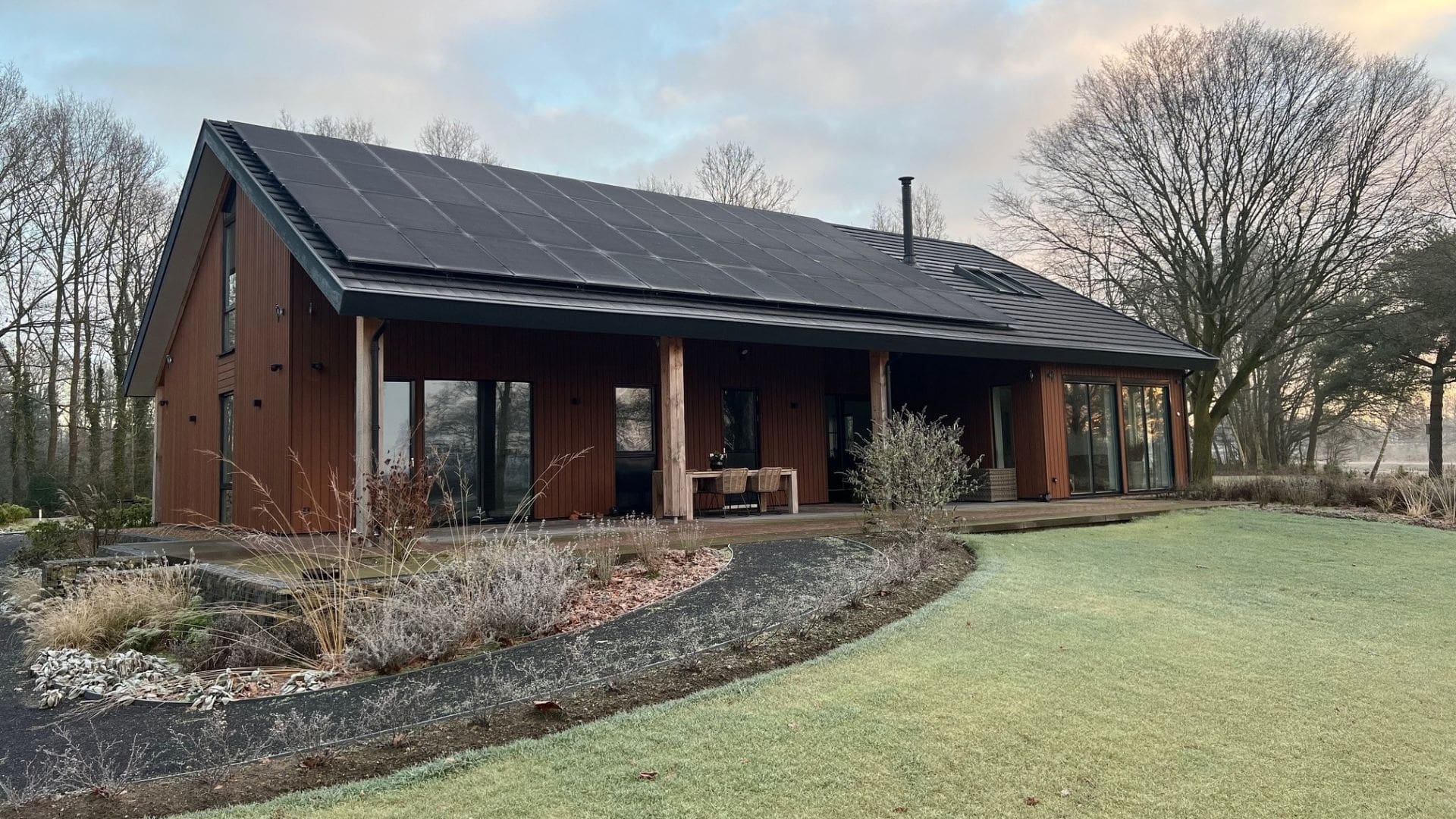 Foto : Houten schuurwoning: landelijk karakter met modern Scandinavisch design