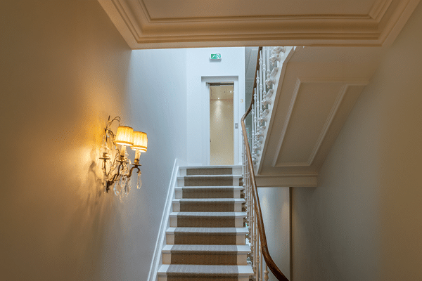 Foto: Huislift in monumentaal pand naast klassiek trappenhuis 600x400