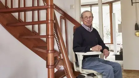Foto: Smalle traplift voor veilig thuis blijven wonen