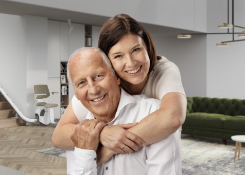 Foto : Hoe helpt een traplift mantelzorger bij de dagelijkse taken?