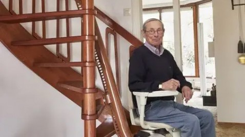 Foto : Smalle traplift voor veilig thuis blijven wonen