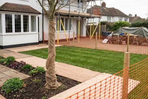 Foto : Tuinbescherming tijdens de verbouwing: zo spaart u bomen, schuttingen en beplanting
