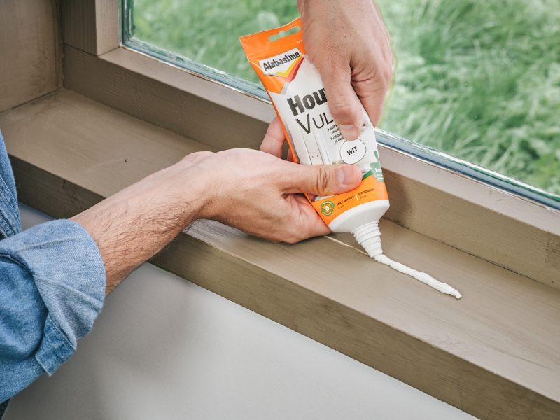 Foto : Alabastine Houtvuller – Eenvoudig en netjes gaten en scheuren in hout repareren