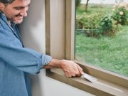 Foto: houtvuller uitsmeren met plamuurmes op houten kozijn 3 180x135