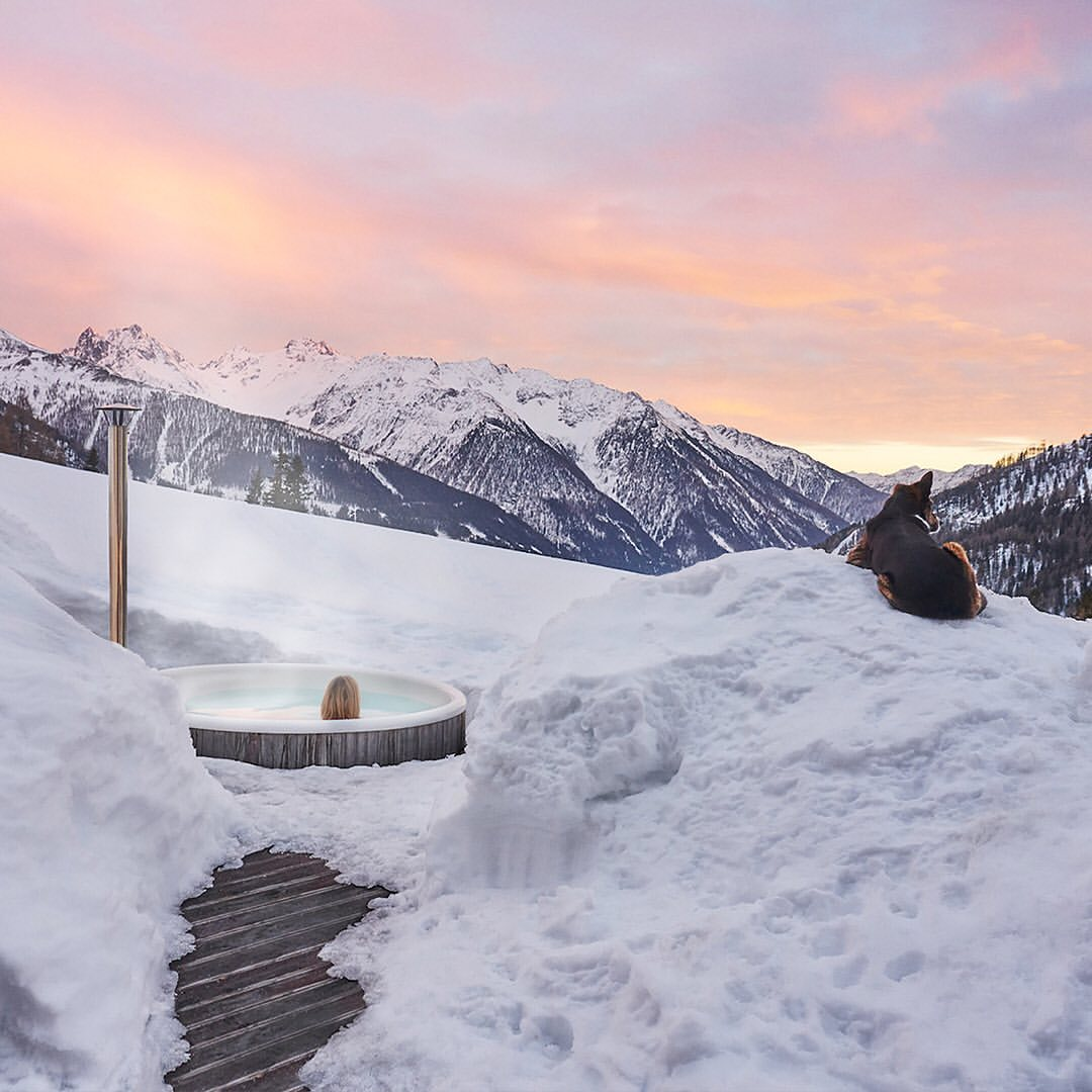 Foto: Hottub Skargards geintegreerde houtgestookte kachel winter buitenleven