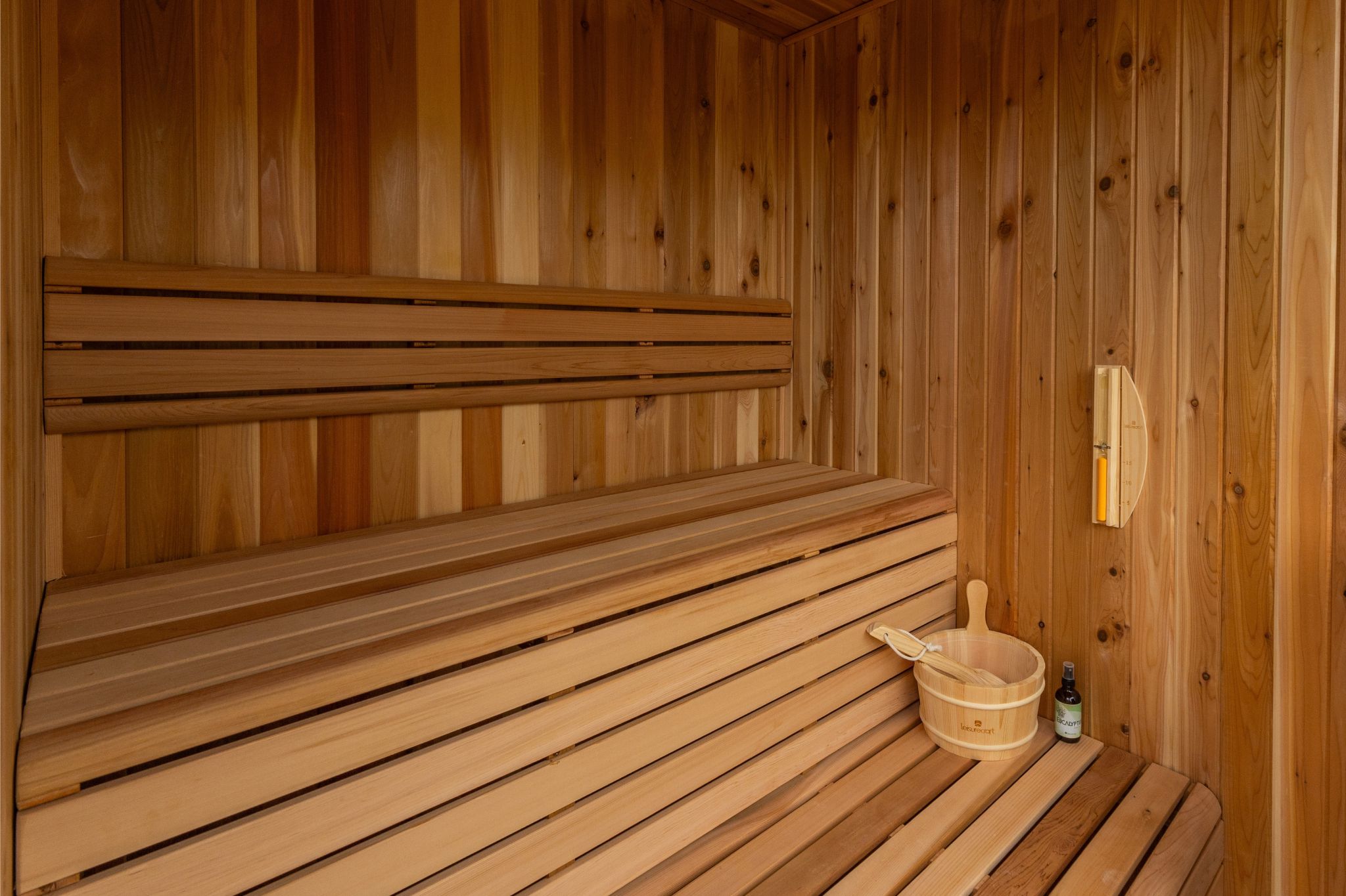 Foto: Mini neptune pure cube buitensauna binnenzijde knotty canadees red cedar