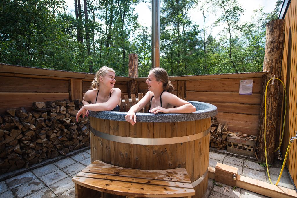 Foto: Wonennl Ticra outdoor themowood houtgestookte hottub vakantiepark Nederland