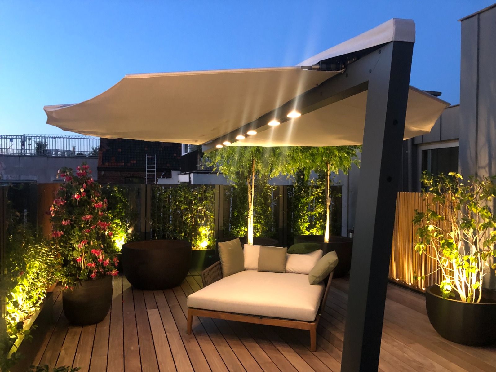 Foto : Heatsail LEAF – design terrasverwarmer met licht, warmte en verneveling