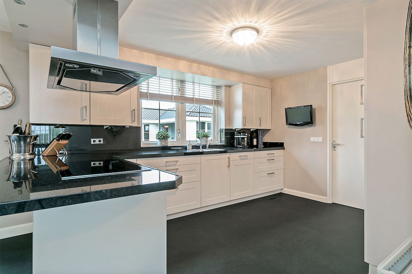 Foto: Donkere Unica Troffelvloer keuken