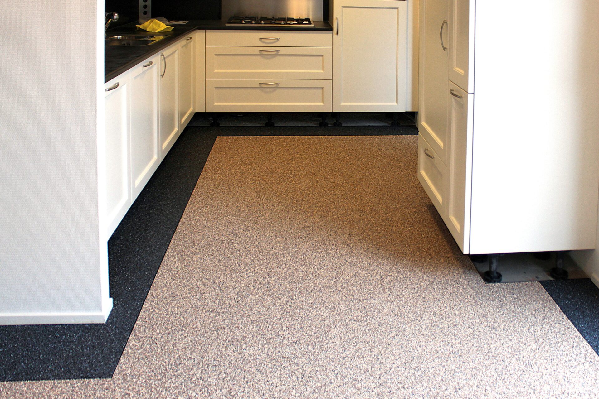 Foto: Zwarte en Beige Unica Grindvloer keuken 1920x1280