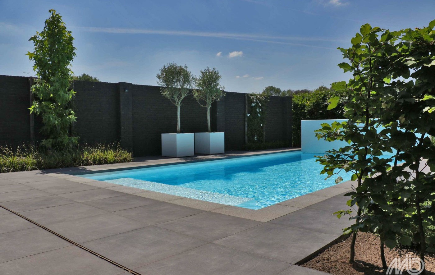 Foto: 33Zwembadrand Tibet Dark Grey Gezoet Binnenhoek 4 1400x1400w