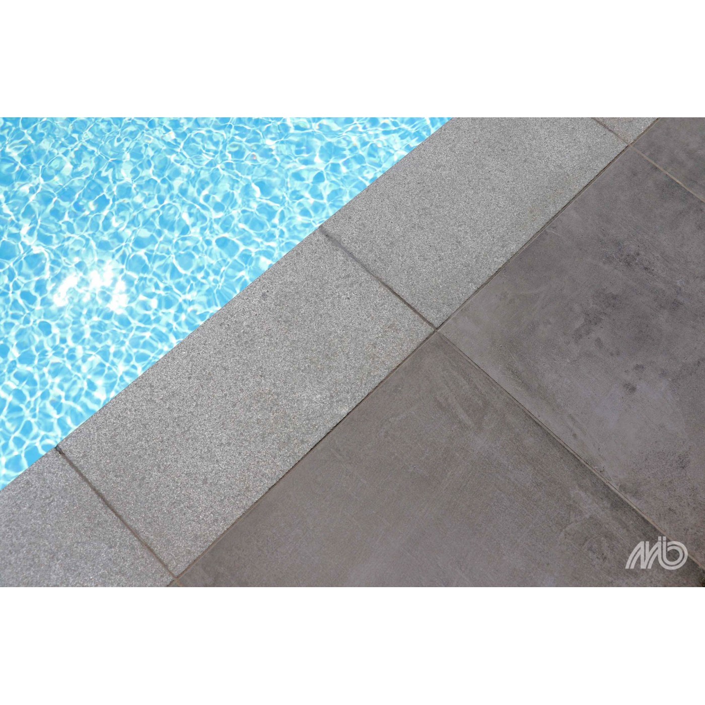 Foto: Zwembadrand Tibet Dark Grey Gezoet 2 1400x1400w