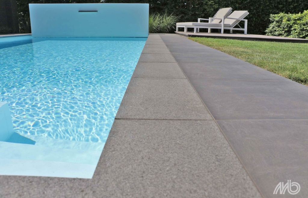 Foto: xxZwembadrand Tibet Dark Grey Gezoet 1 1 1400x1400w