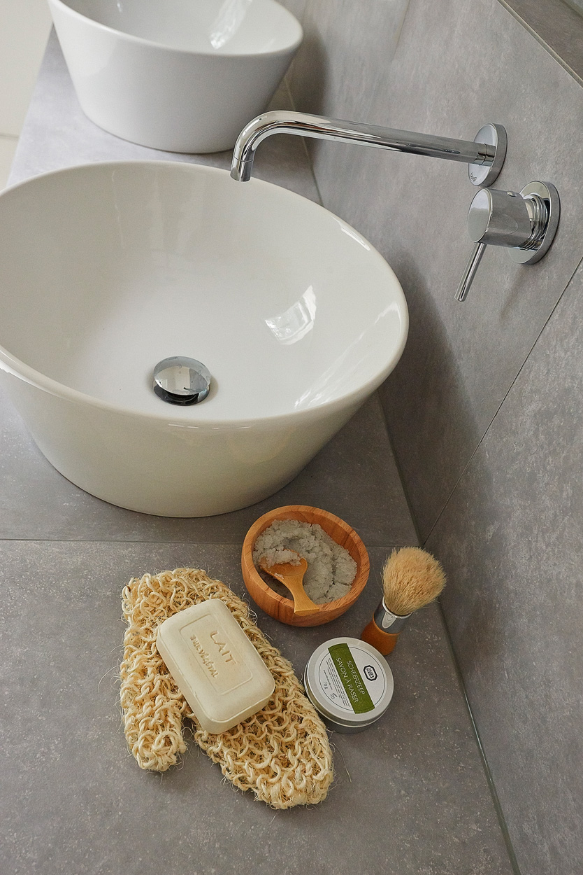 waskom met getegeld blad