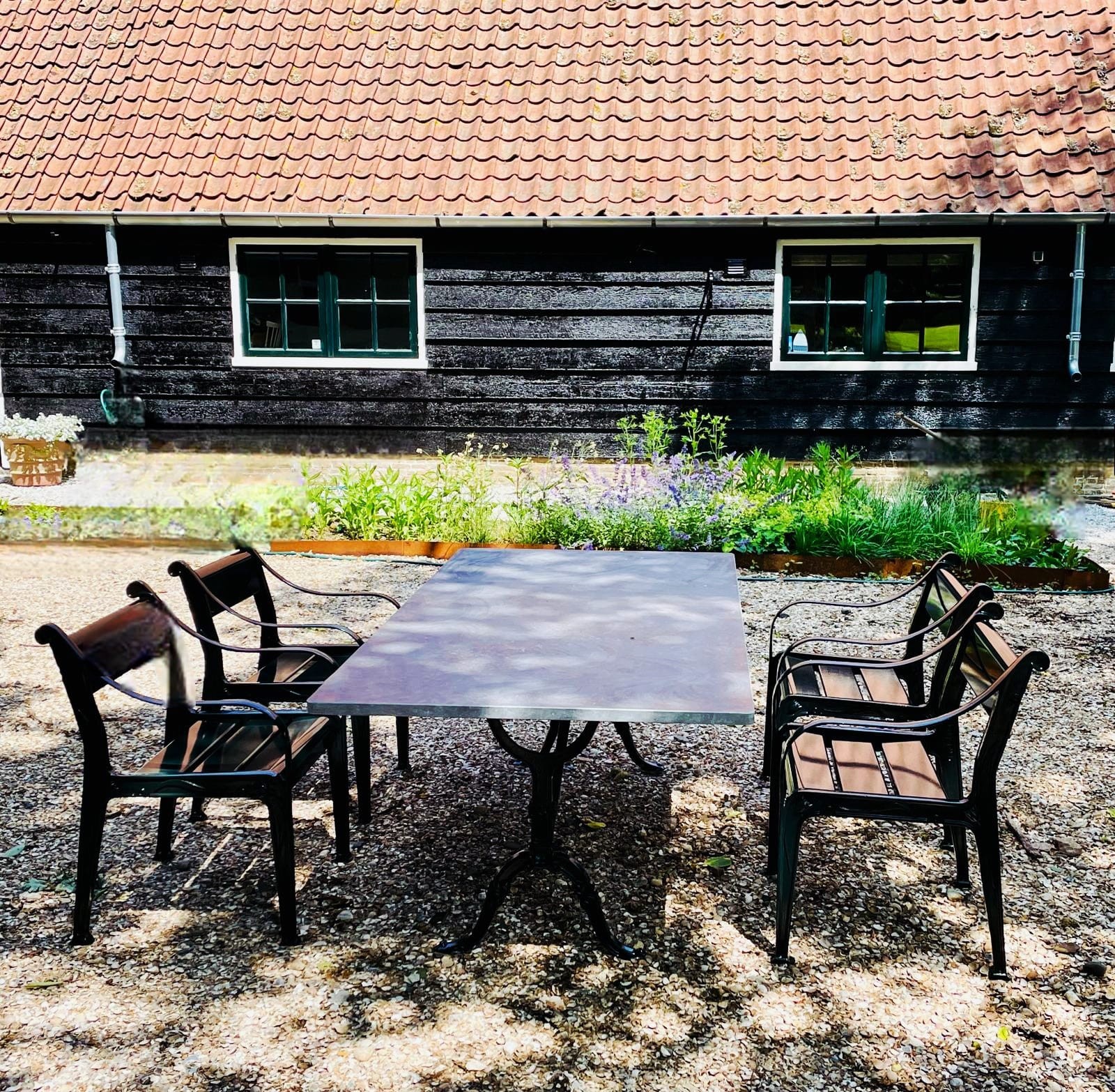 Foto: Adonis tuinstoelen   Herakles tuintafel   tuinset   Gardeluxe   Belgisch hardsteen   duurzaam   onderhoudsvriendelijk   weerbestendig a