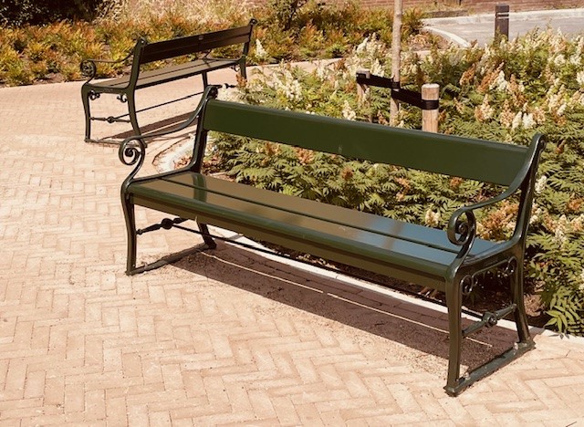 Foto: Amersfoort Bruispad   Poseidon parkbank   Gardeluxe   hout   gietaluminium a