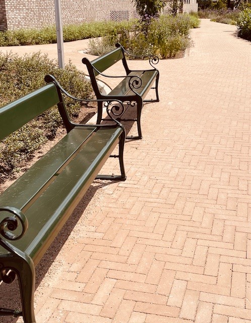 Foto: Amersfoort Bruispad   Poseidon parkbank   Gardeluxe   hout   gietaluminium b