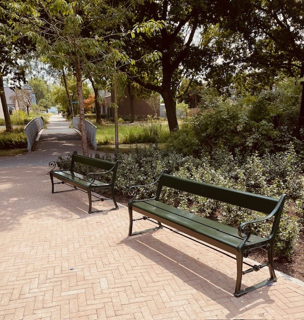 Foto: Amersfoort Bruispad   Poseidon parkbank   Gardeluxe   hout   gietaluminium c