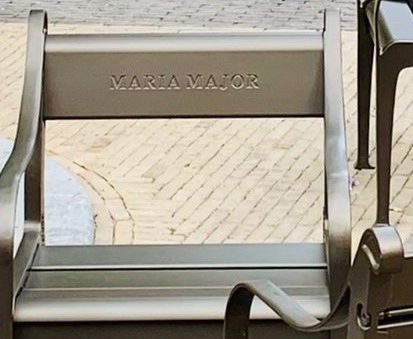 Foto: Ikaros stoel Maria Majorplein met gravering tekst