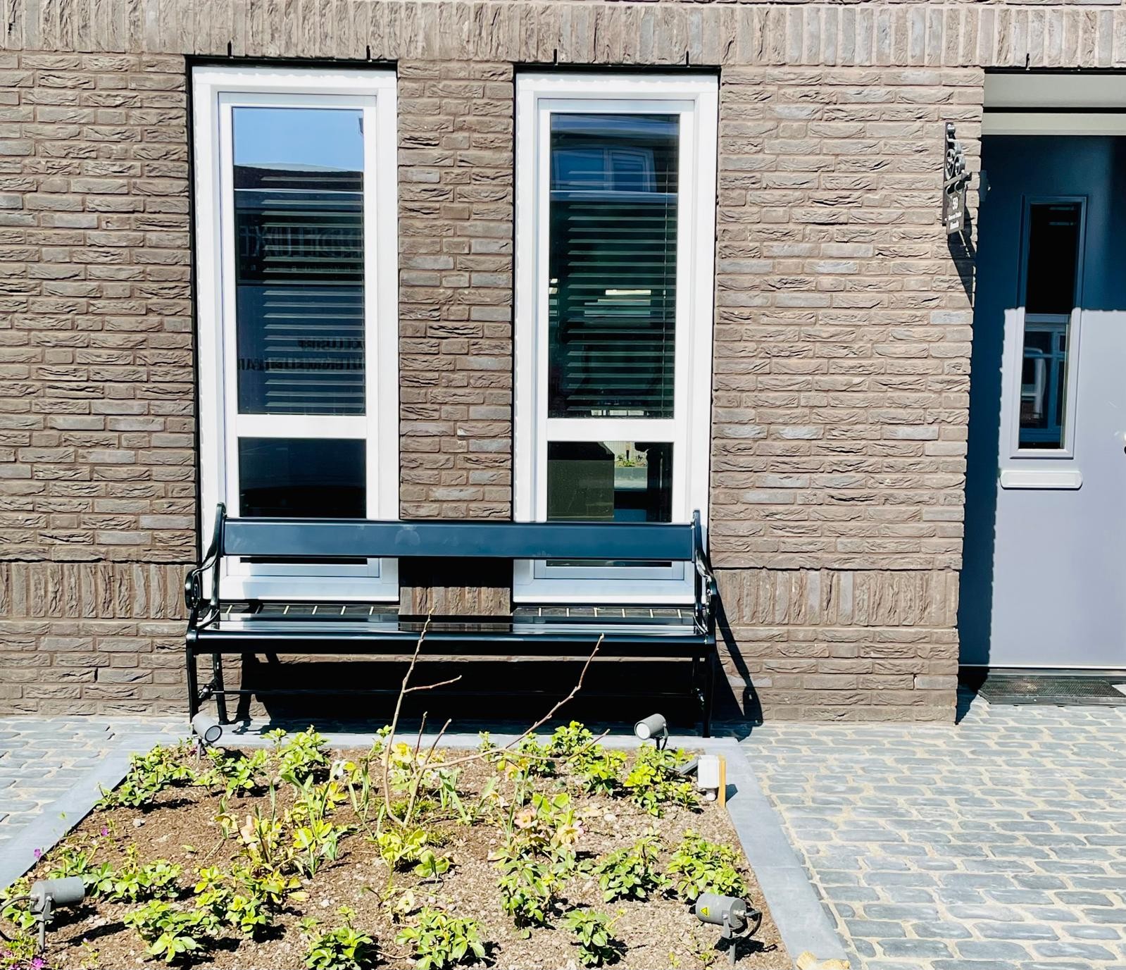 Foto: Zeus tuinbank 180cm   zwart RAL 9005   Gardeluxe   voortuin   aluminium   duurzaam   onderhoudsvriendelijk
